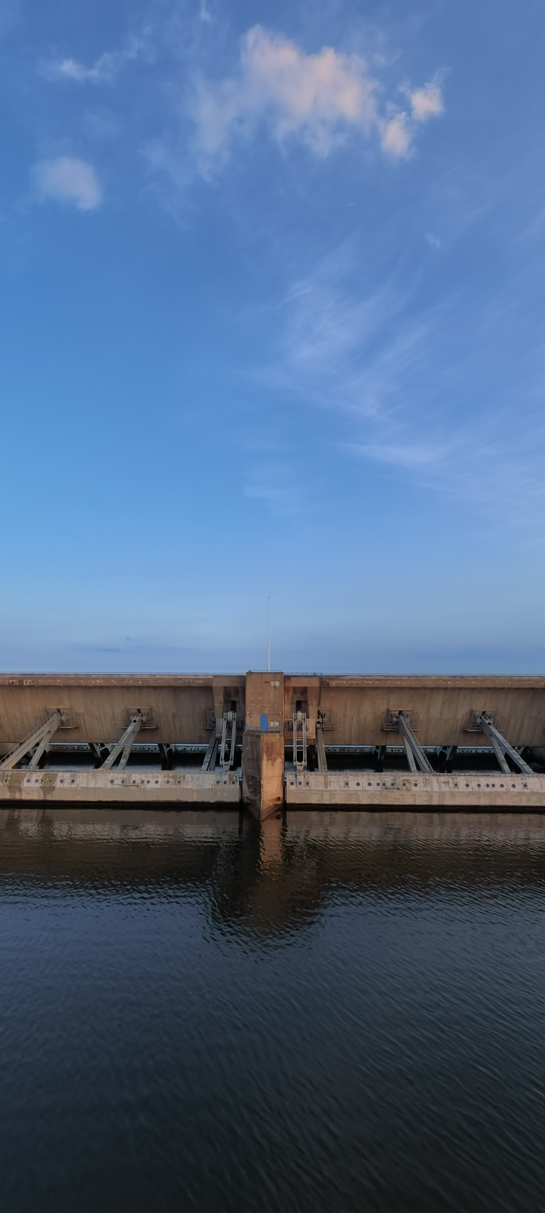 Dutch water engineering dam structure